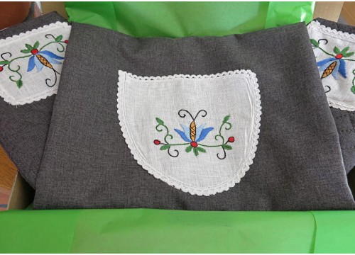 https://mypoland.com.pl/533-6675/an-apron-and-gloves-a-tulip-and-two-daisies.jpg