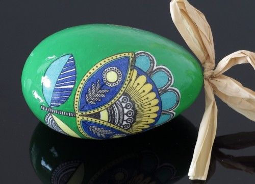 Green decorated egg with a blue flower (created on a goose eggshell)