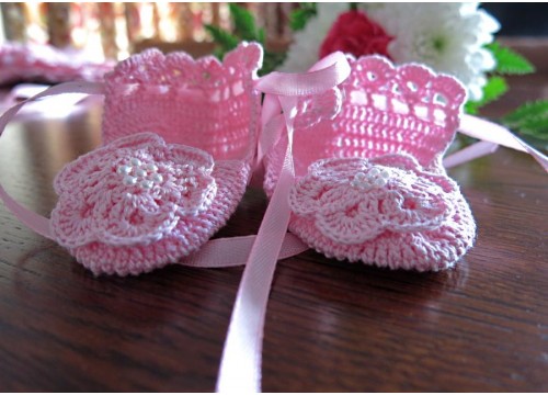 Różowe buciki ręcznie robione na szydełku