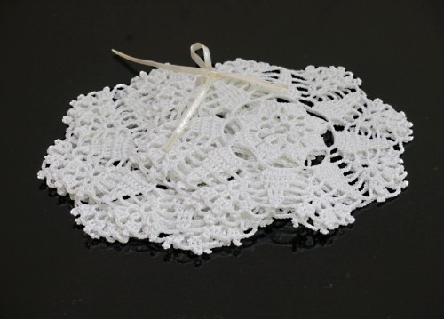 Un ensemble de serviettes blanches au crochet