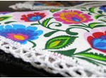 Un ensemble de serviettes Łowicz décorées de dentelle au crochet