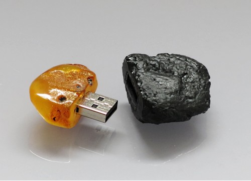 Clé USB de 16 GB reliée au charbon et à l'ambre de la Baltique