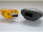 Pamięć USB 16 GB oprawiona w węgiel kamienny i bursztyn bałtycki