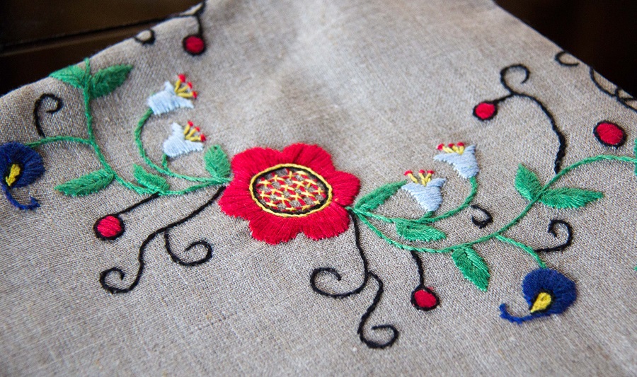 Kaszubski haft – wzory kaszubskie pięknie wyglądają również na szarym płótnie