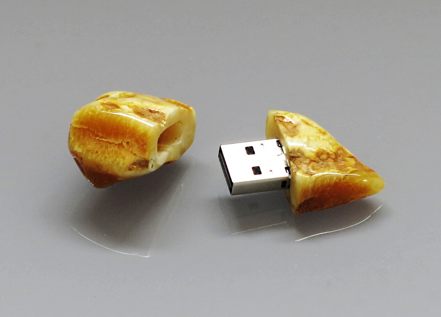 Pamięć USB oprawiona w bursztyn bałtycki